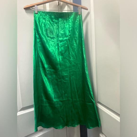 Babaton
Slip Satin Midi Skirt - Picture 4 of 16